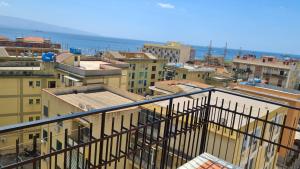 una vista aérea de una ciudad con edificios en CASA VENEZIANO, en Messina