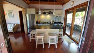 una cucina con tavolo e sedie in una stanza di Villa Honu - Legends Residences - Stunning Ocean Views a Papetoai