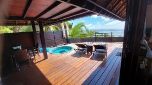 une terrasse avec une table et des chaises ainsi qu'une piscine dans l'établissement Villa Honu - Legends Residences - Stunning Ocean Views, à Papetoai