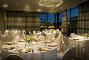 Hilton Windhoek tesisinde bir restoran veya yemek mekanı