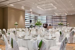 Hilton Windhoek tesisinde bir restoran veya yemek mekanı +33 fotoğraf