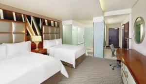 Hilton Windhoek tesisinde bir odada yatak veya yataklar