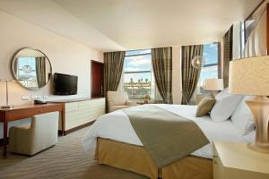 Hilton Windhoek tesisinde bir odada yatak veya yataklar