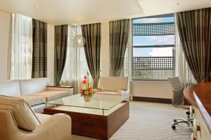 Hilton Windhoek tesisinde bir oturma alanı
