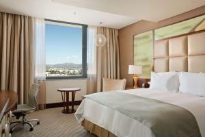 Hilton Windhoek tesisinde bir odada yatak veya yataklar