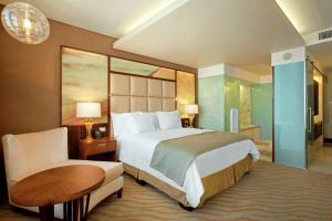 Hilton Windhoek tesisinde bir odada yatak veya yataklar