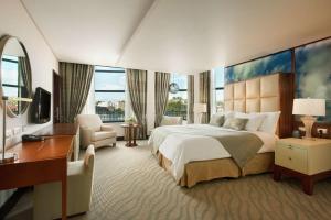 Hilton Windhoek tesisinde bir odada yatak veya yataklar