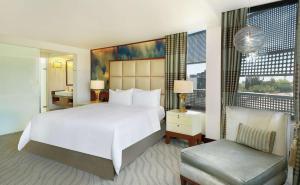 Hilton Windhoek tesisinde bir odada yatak veya yataklar