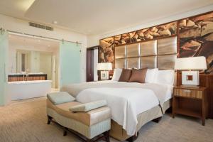 Hilton Windhoek tesisinde bir odada yatak veya yataklar