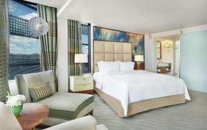 Hilton Windhoek tesisinde bir odada yatak veya yataklar