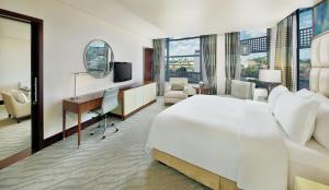 Hilton Windhoek tesisinde bir odada yatak veya yataklar