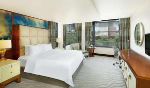 Hilton Windhoek tesisinde bir odada yatak veya yataklar