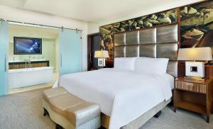 Hilton Windhoek tesisinde bir odada yatak veya yataklar