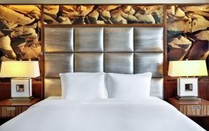 Hilton Windhoek tesisinde bir odada yatak veya yataklar