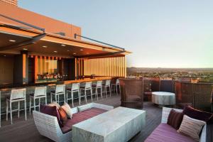 eine Bar auf dem Dach mit Stühlen und einem Tisch auf einem Gebäude in der Unterkunft Hilton Windhoek in Windhoek
