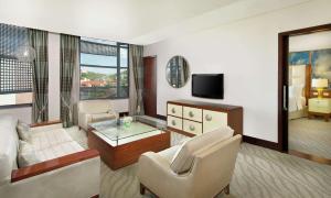 Hilton Windhoek tesisinde bir televizyon ve/veya eğlence merkezi