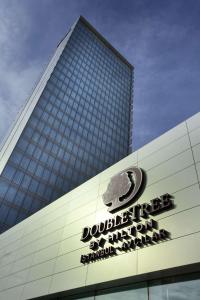 un edificio con un cartello sul lato di DoubleTree by Hilton Istanbul-Avcilar a Istanbul