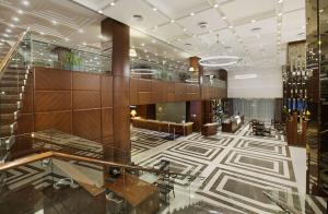 un vestíbulo de un hotel con un gran vestíbulo en DoubleTree by Hilton Istanbul-Avcilar en Estambul