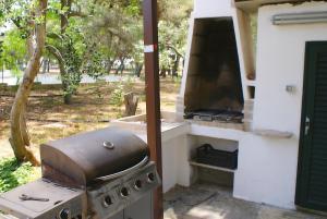 un forno all'aperto con piano cottura e fornelli forno superiore di Residence Conchiglia San Giovanni a Santa Cesarea Terme