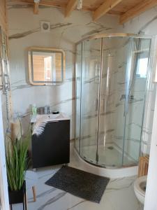 Ένα μπάνιο στο Karla