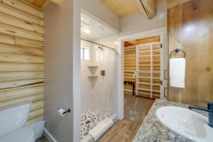 ein Bad mit einer Dusche und einem Waschbecken in der Unterkunft Private Riverside Cabin, Golf Across the Street in Lorenzo