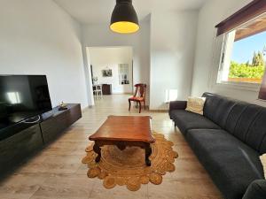 - un salon avec un canapé et une table basse dans l'établissement Casa Cernicalo, à Nazaret