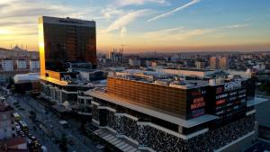 widok na miasto z wysokim budynkiem w obiekcie Doubletree by Hilton Istanbul Umraniye w Stambule