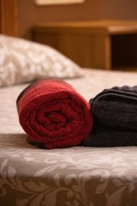 プラヤ・ブランカにあるVilla Iseoのベッドに座る赤い糸