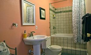 y baño con lavabo, aseo y ducha. en The Clarkdale Lodge en Clarkdale