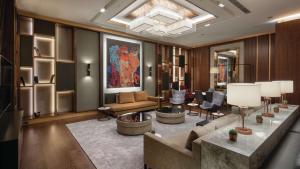 Uma área de estar em Hilton Istanbul Maslak
