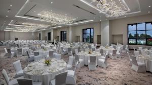 une salle de banquet avec des tables blanches, des chaises et des lustres dans l'établissement Hilton Istanbul Maslak, à Istanbul