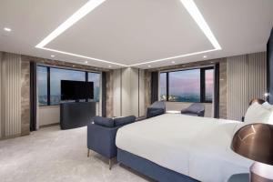 Uma TV ou centro de entretenimento em Hilton Istanbul Maslak