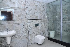 Koupelna v ubytování Sanjose Residency + 28 fotografií
