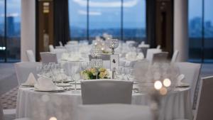 Um restaurante ou outro lugar para comer em Hilton Istanbul Maslak