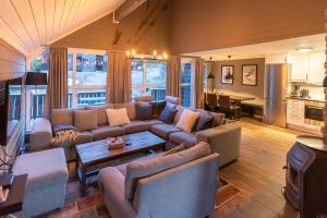 a living room with a couch and a table at Trysil Alpin 40A in Trysil