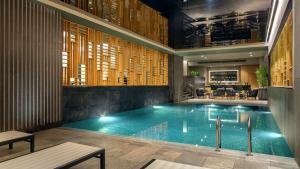 A piscina localizada em Hilton Istanbul Maslak ou nos arredores