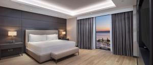 恰纳卡莱Doubletree By Hilton Canakkale的一间带床的卧室，可欣赏海景