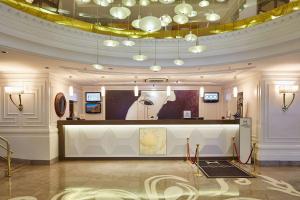 een lobby met een grote balie in een gebouw bij DoubleTree by Hilton Izmir - Alsancak in Izmir