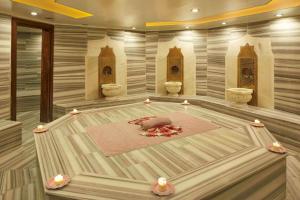 pusty pokój z pokojem z pokojem w obiekcie DoubleTree by Hilton Izmir - Alsancak w mieście Izmir