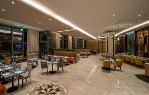 un ristorante con tavoli e sedie in un edificio di Hilton Mall Of Istanbul a Istanbul