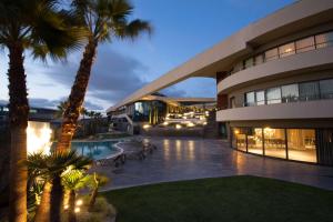 Bazén v ubytování DoubleTree By Hilton Izmir Airport nebo v jeho okolí