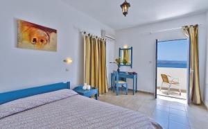 um quarto com uma cama e vista para o oceano em Tersanas Village Apartments em Tersanas