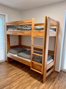 2 drewniane łóżka piętrowe w pokoju w obiekcie U srubu w mieście Moravany