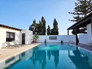 una piscina en el patio trasero de una casa en Villa Nazoly en Nazaret
