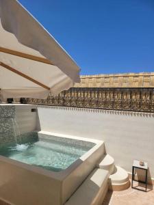 uma piscina num edifício com uma fonte em Riad Isahiac avec piscine en exclusivité em Marrakech