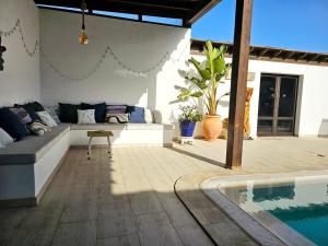 Bazén v ubytovaní Villa Nazoly, Oasis de Tranquilidad con Piscina Privada en el Corazón de Lanzarote alebo v jeho blízkosti