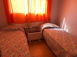 two beds in a small room with a window at Excelente 4 amb para 4 personas en Palermo Soho Nicaragua y Borges in Buenos Aires