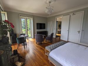 巴涅爾－德比戈爾的住宿－Villa Morton - Domaine du Grand Tourmalet Pic du Midi，卧室配有一张床和一张桌子及椅子