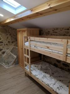 een slaapkamer met een stapelbed in een kamer bij O Muiño do Torneiro in Pobra do Caramiñal