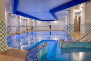 a large swimming pool with a blue ceiling at Hilton Nottingham Hotel in Nottingham